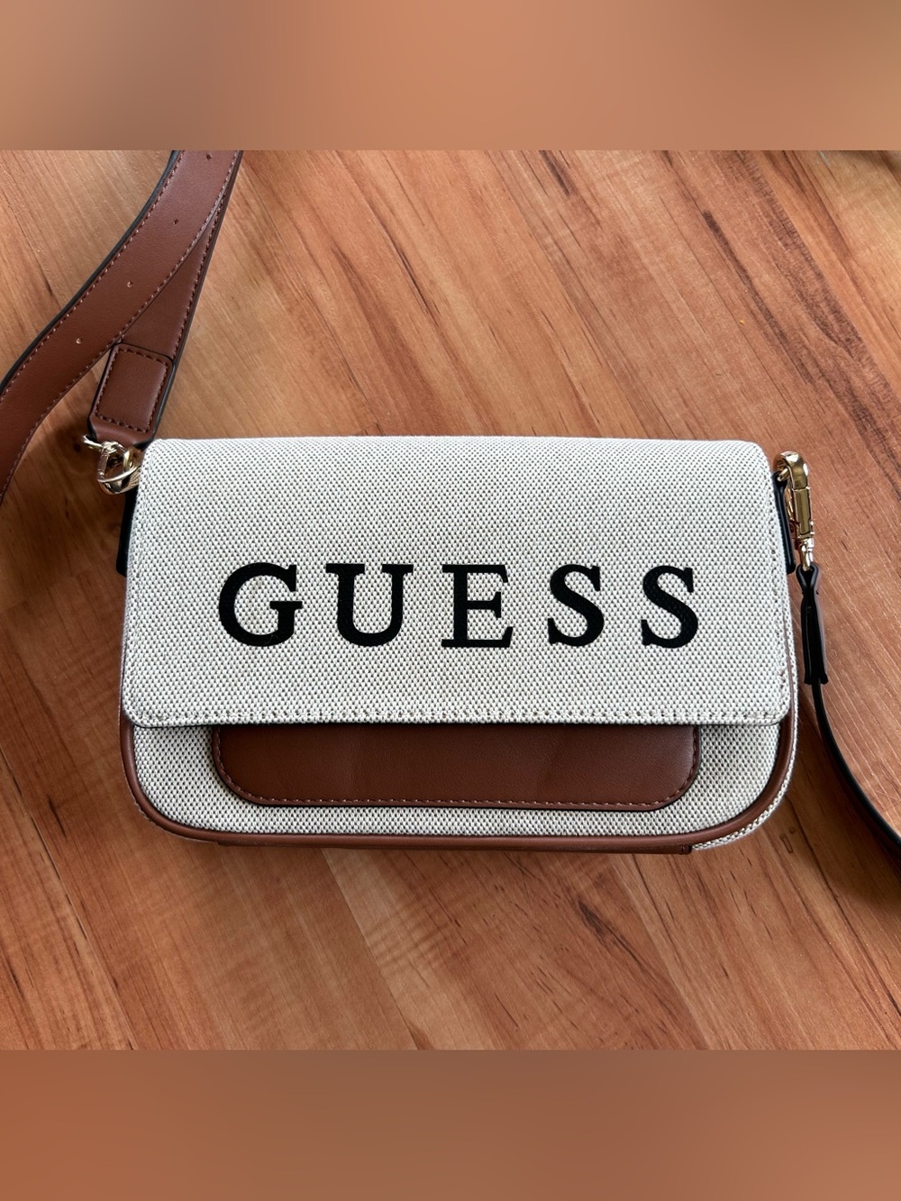 NWOT Guess Crossbody Bag Shoulder Purse in Beige & Brown Casual Faux Leather